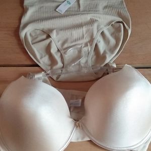2 bras (42ddd)  and 2 panties